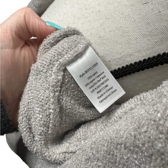 Barefoot dreams CozyChic Lite® Girl's Calypso Wrap - Picture 8 of 8